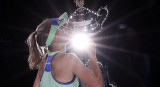 Sofía Kenin de los EE. UU. Celebra mientras besa el trofeo después de ganar su partido contra la española Garbine Muguruza REUTERS