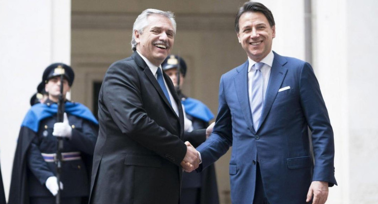 Alberto Fernández con el primer ministro italiano, Giuseppe Conte, el viernes en Roma 