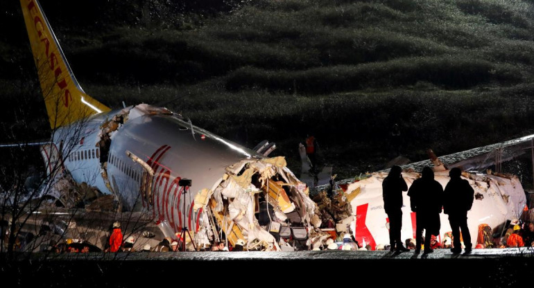 Avión se partió en tres tras despistarse al aterrizar en Turquía, REUTERS