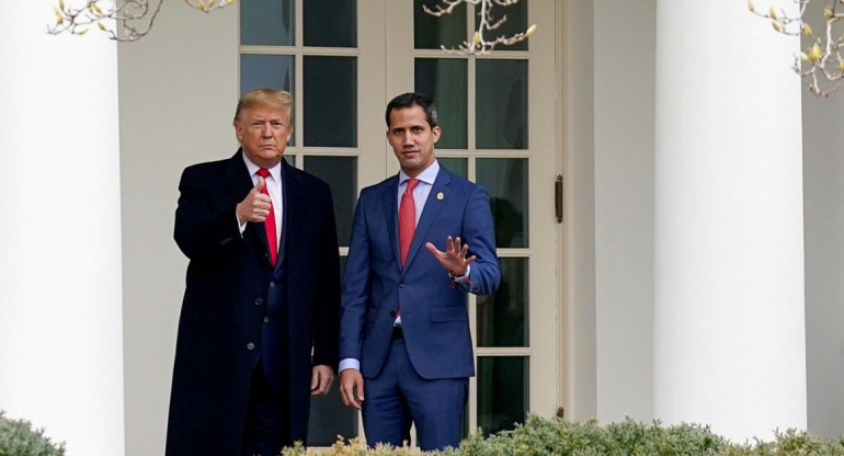 El presidente de Estados Unidos, Trump, da la bienvenida al líder de la oposición de Venezuela, Guaidó, en la Casa Blanca en Washington, REUTERS