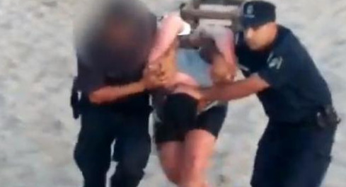 Pareja quedó detenida tras enterrar en la arena a su hija de 2 años para tener sexo en el mar