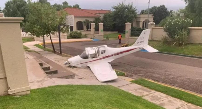 Avioneta aterrizó en barrio privado, foto Twitter