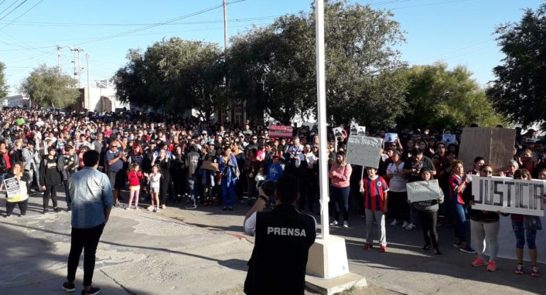 Horror en Puerto Deseado, marcha en reclamo de justicia, niño asesinado, madre violada, foto Twitter