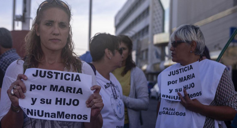 Marcha en Puerto Deseado por el crimen de niño y violacion de su madre
