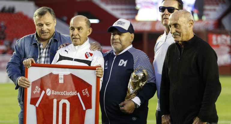 Homenaje a Maradona en cancha de Independiente