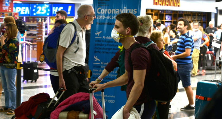 Pasajeros con barbijos por coronavirus en Aeropuerto de Ezeiza