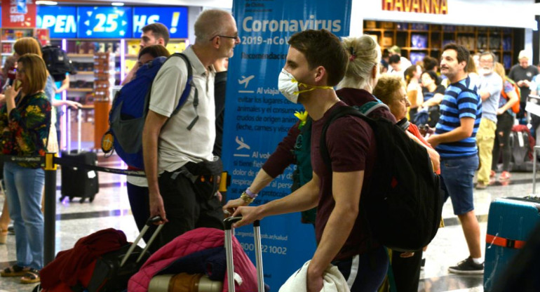 Pasajeros con barbijos por coronavirus en Aeropuerto de Ezeiza