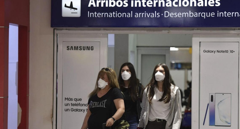 Arribo al Aeropuerto de Ezeiza con barbijos por coronavirus