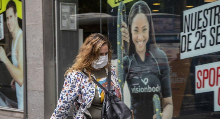 Coronavirus, Argentina, mujer con barbijo, NA