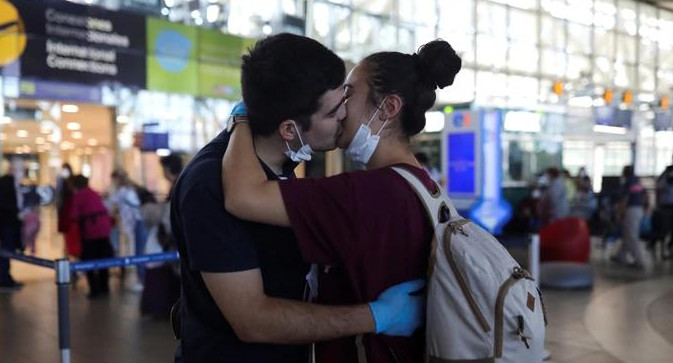 Coronavirus, Chile, pareja besándose con barbijos, Reuters
