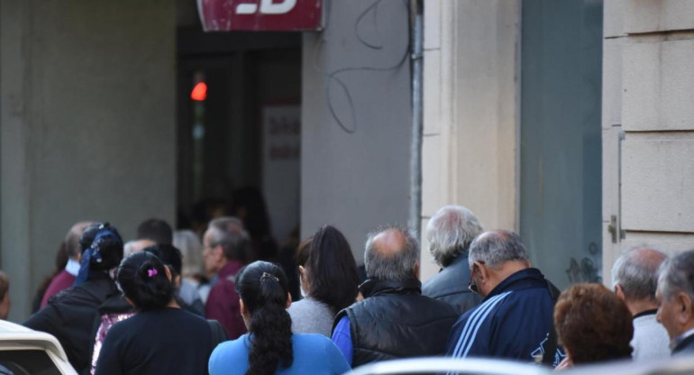 Fila de jubilados en bancos para cobrar jubilaciones