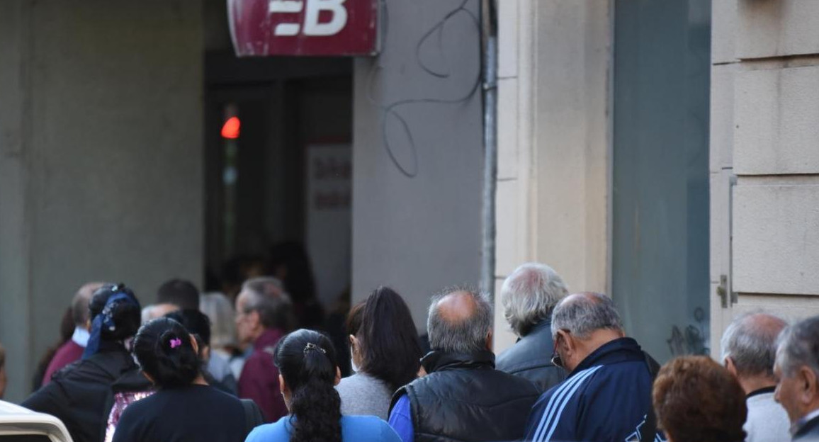 Fila de jubilados en bancos para cobrar jubilaciones