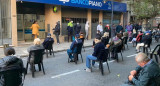 Colas en los bancos, jubilados