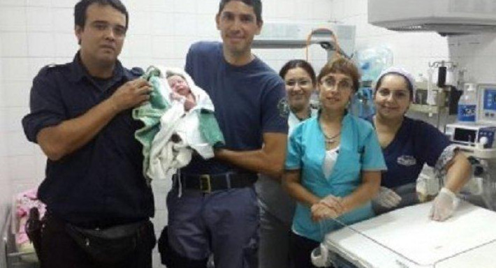 Policías rescatan bebé de la basura en Chaco	