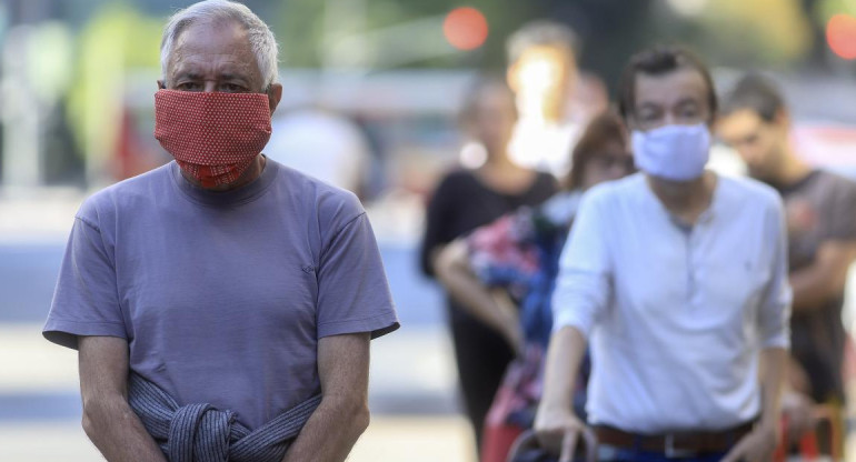 Coronavirus en Argentina, gente en la calle, pandemia, NA