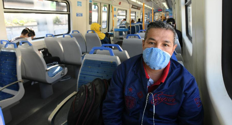 Coronavirus, Argentina, hombre con barbijo en tren, NA