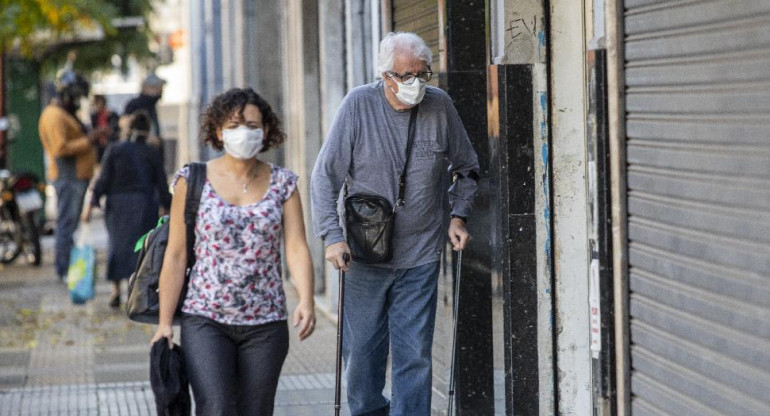 Coronavirus, Argentina, gente en la calle con barbijos, NA