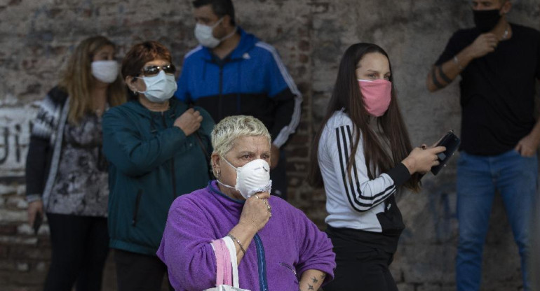 Coronavirus, Argentina, gente en la calle con barbijo, NA