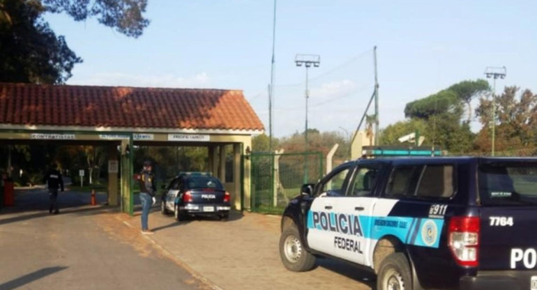 Chascomús: la Policía Federal allanó una casa en el country por grooming