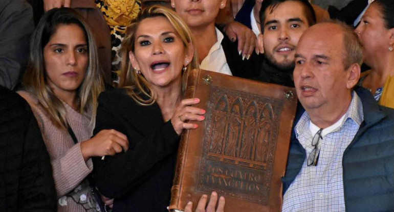 Jeanine Áñez sujeta los Evangelios tras proclamarse presidenta interina, el pasado noviembre