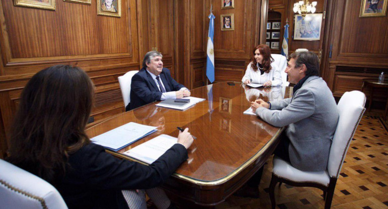 Cristina Fernández junto a Luis Naidenoff y José Mayans por sesiones virtuales en Senado