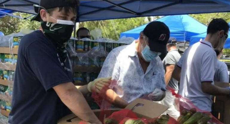 Coronavirus en Estados Unidos, Voluntarios reparten comida en Florida. Foto BBC Mundo