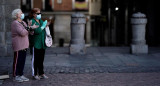 Coronavirus, España, mujeres con barbijo en la calle, Reuters