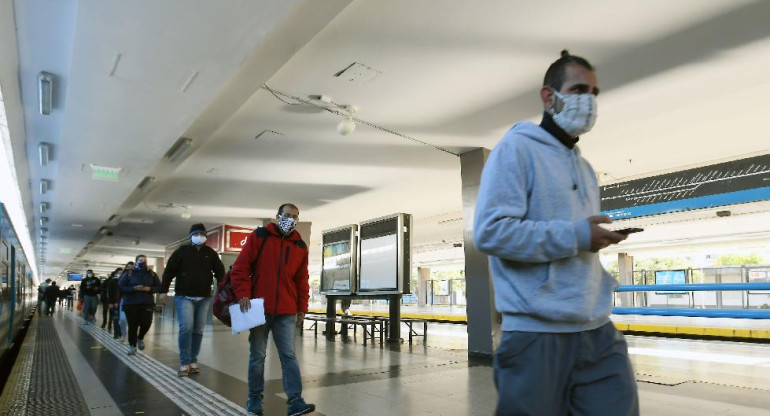 Coronavirus, Argentina, gente con barbijos en estación de tren, NA