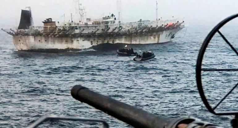 Detención de la Armada Argentina de buque chino que pescaba ilegalmente en Mar Argentino