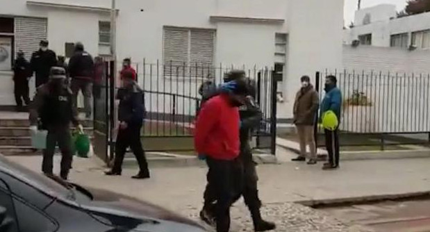 Coronavirus, Argentina, preso liberado caminando por la calle