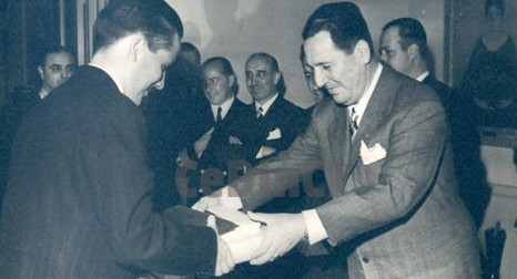 Juan Domingo Perón le entrega diploma a egresado en Ing de Telecomunicaciones,