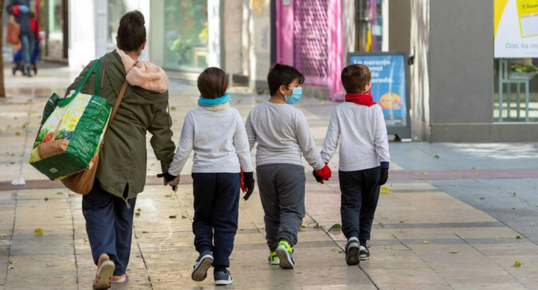 Salida de padres con niños en cuarentena