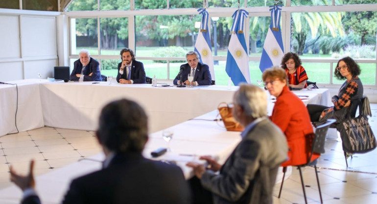 Alberto Fernández junto al Comité de Expertos por coronavirus