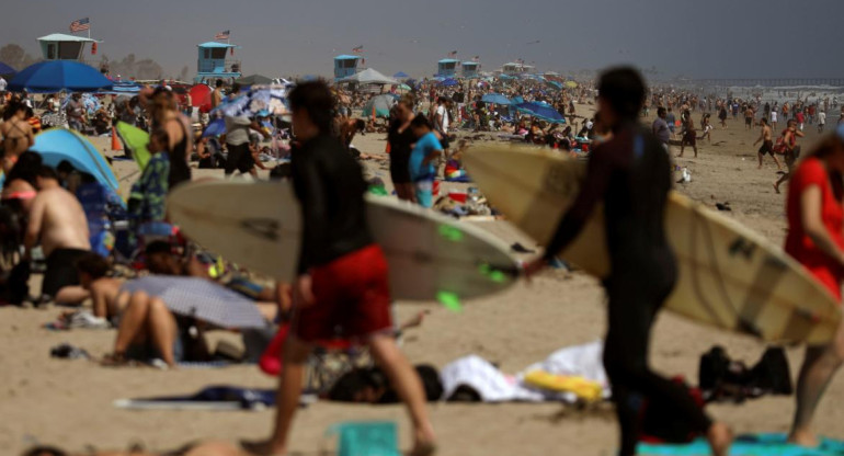 Personas en las playas de California, Estados Unidos, REUTERS