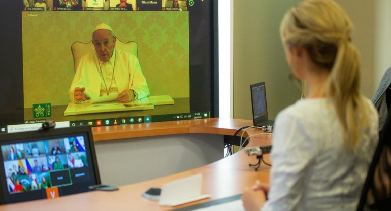 Encuentro virtual entre Papa Francisco y Fabiola Yañez