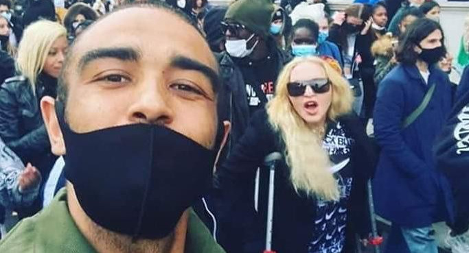 Madonna se sumó con muletas a protesta de Black Lives Matter en Londres contra el racismo	