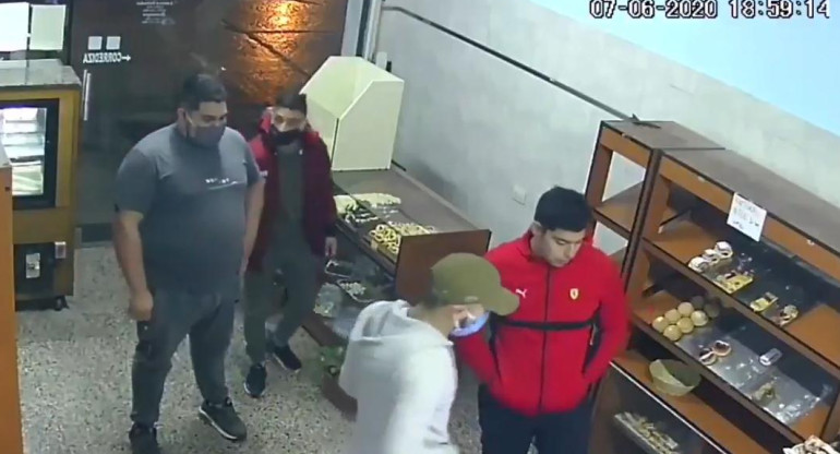 Dos ladrones con barbijos asaltaron panadería en Laferrere, le robaron a los clientes
