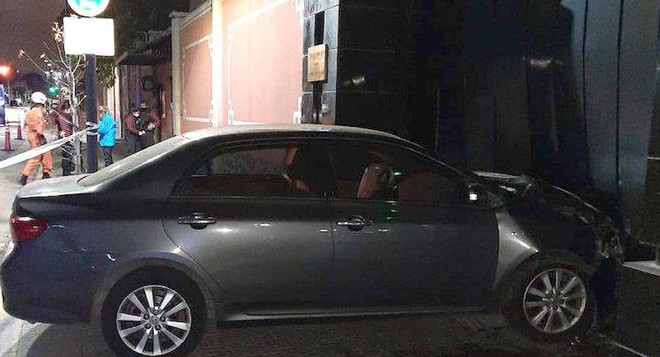 Auto que se incrustó sobre embajada china en Buenos Aires