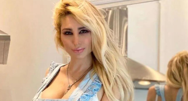 Vicky Xipolitakis, cocinera hot, prendió fuego Instagram con poca ropa en la cocina	