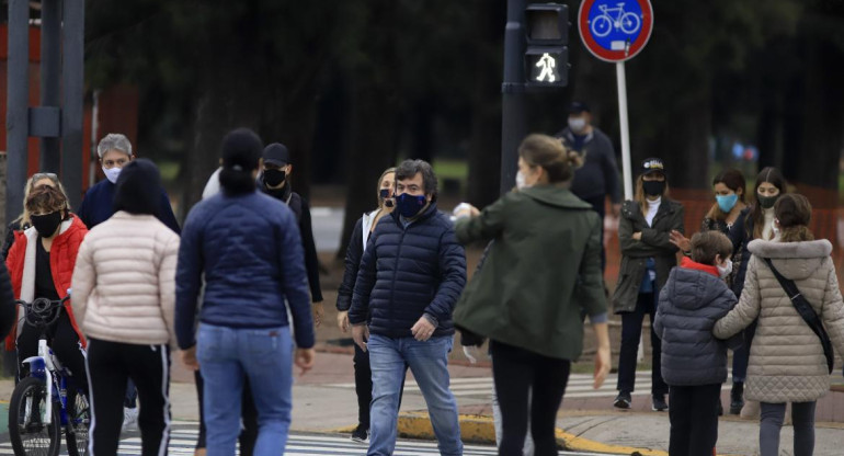 Coronavirus en Argentina, gente en las calles, pandemia, NA