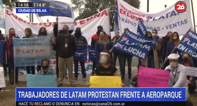 Protesta de trabajadores de LATAM frente a Aeroparque Jorge Newbery, Canal 26	
