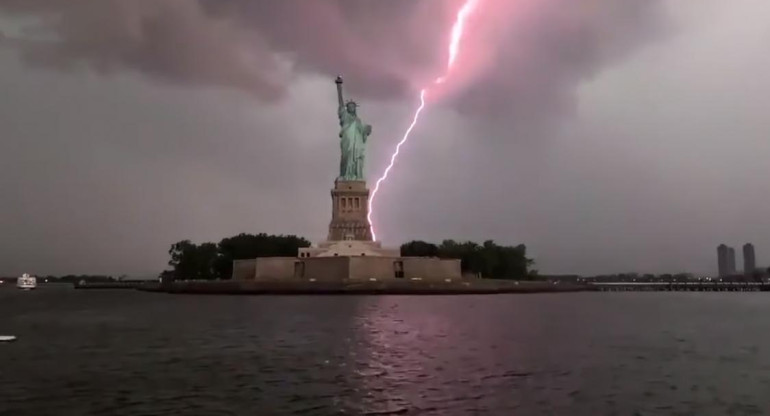 Foto de VIDEO, a la Estatua de la Libertad, casi la "parte" un rayo