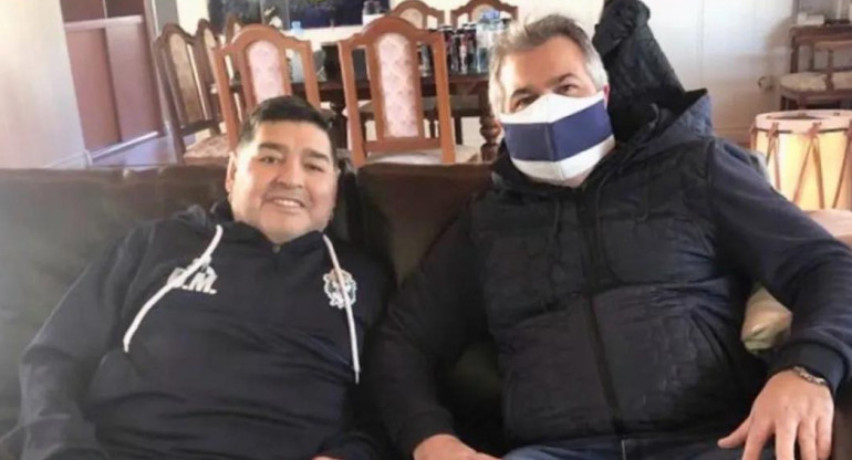 Diego Maradona junto a Alejandro Ferrer, vicepresidente de Gimnasia y Esgrima La Plata, NA