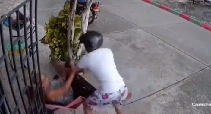 Golpiza de abuela a ladrón, captura de video