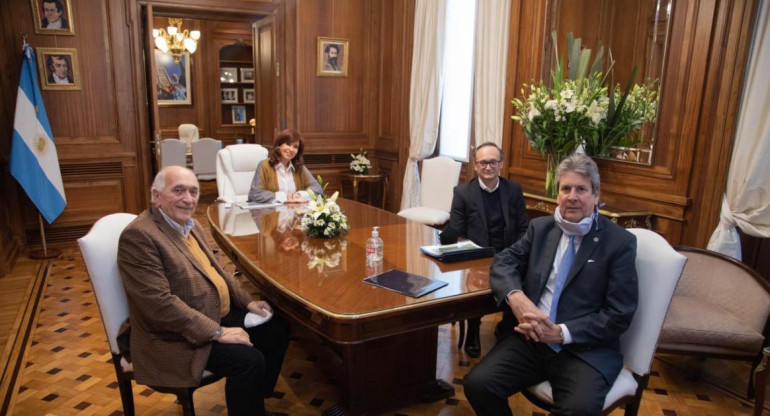 Cristina Fernández junto a representantes de cámaras agrícolas en el Senado