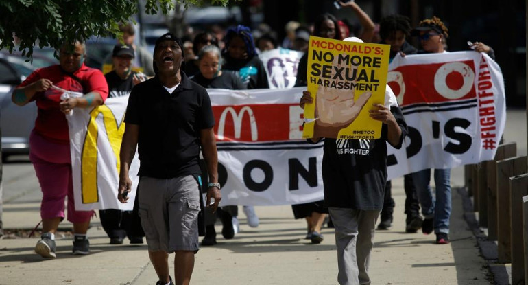 Trabajadores de McDonald’s protestan contra los casos de abuso sexual en la compañía, en Chicago en septiembre de 2018