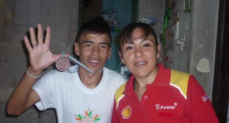 Facundo Astudillo Castro junto a su madre, Agencia NA