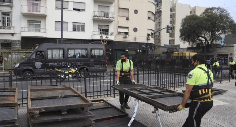 Empleados del gobierno porteño retiran las vallas que se habían instalado en el perímetro del Congreso, Agencia NA