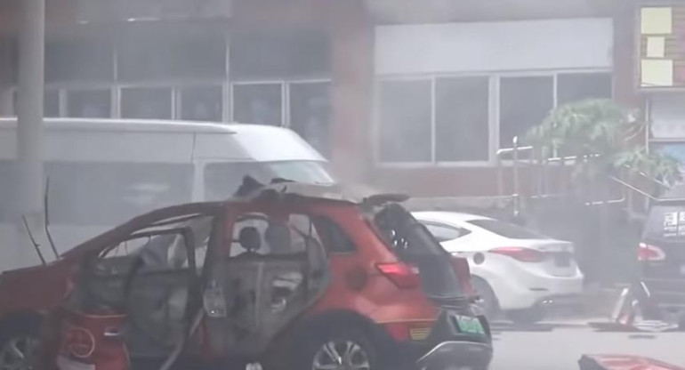 Video, auto explotado