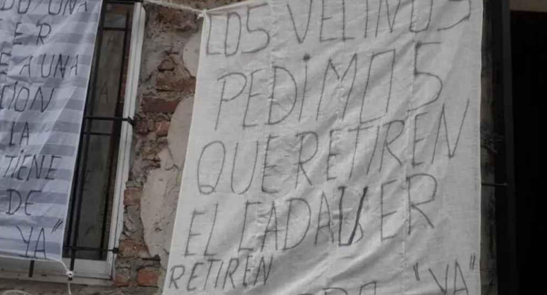 Cartel de vecinos que piden retirar cuerpo de hombre en Lomas de Zamora